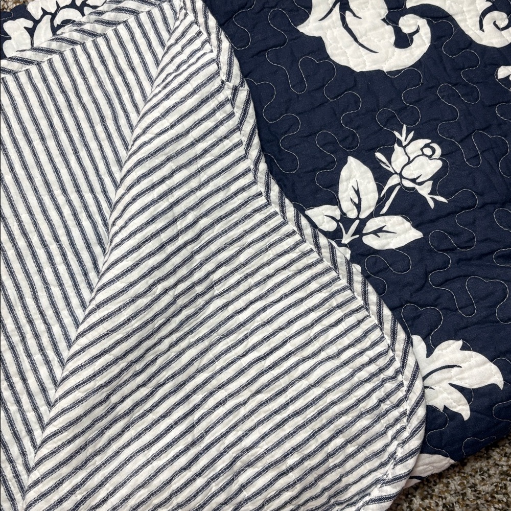 NEW Croft & Barrow Navy White Striped Floral Reversible Quilt Full Queen